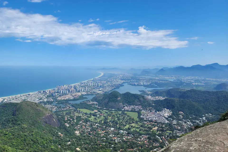 Senderismo en la montaña Pedra da GÁVEA de Río de Janeiro