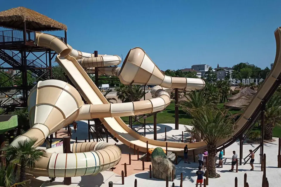 Aqua World: disfruta de un verano de diversión en el parque acuático d