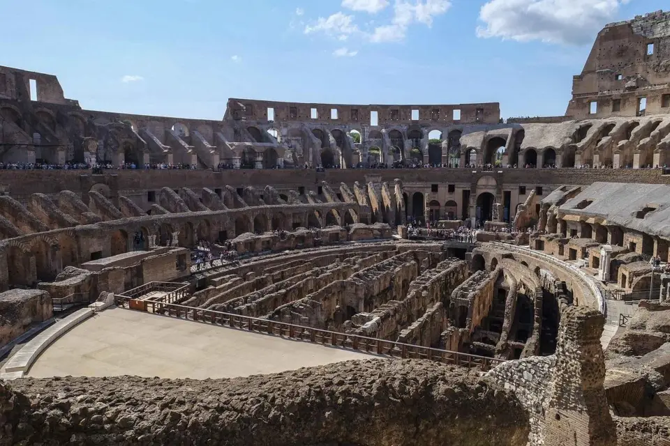 Roma: Coliseo con Acceso al Suelo de la Arena y a la Antigua Roma