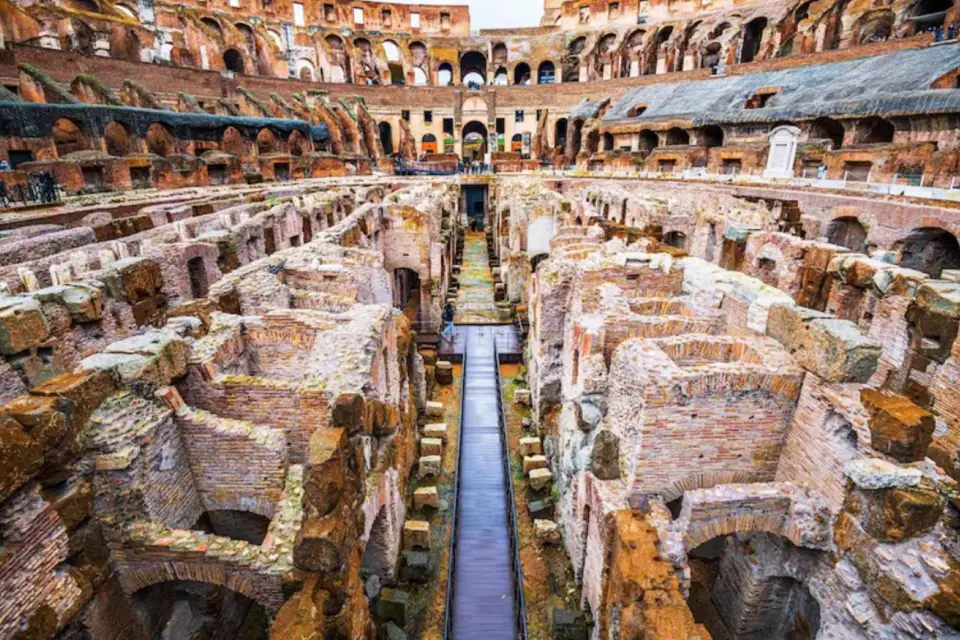 Roma: Coliseo, Colina Palatina y Acceso al Foro con Anfitrión