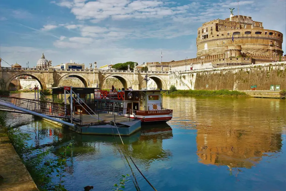 Desde Roma: Crucero nocturno con vino y aperitivos por el río Tíber