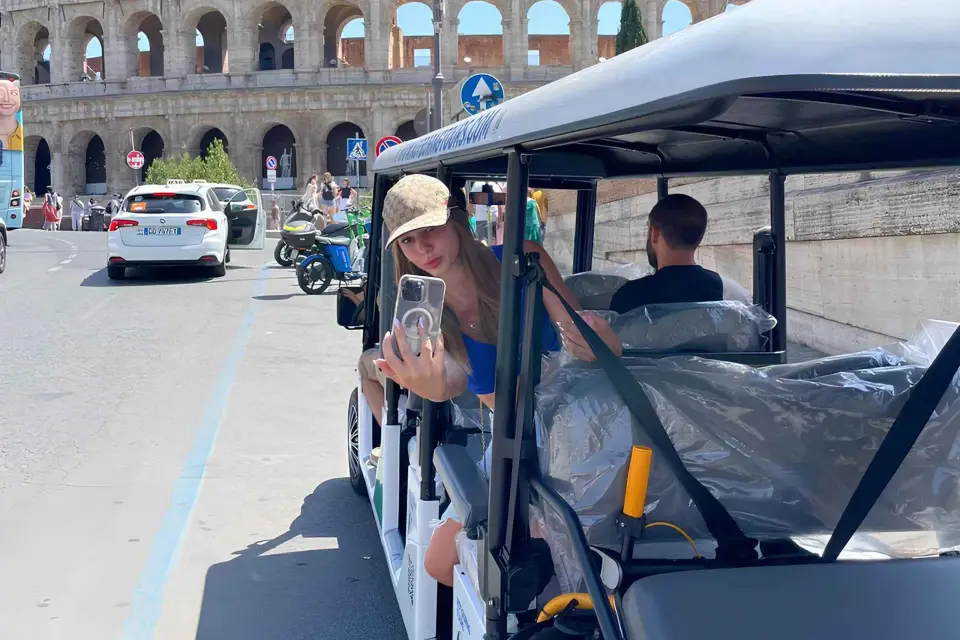 Roma: Divertido recorrido en carrito de golf con música y helado