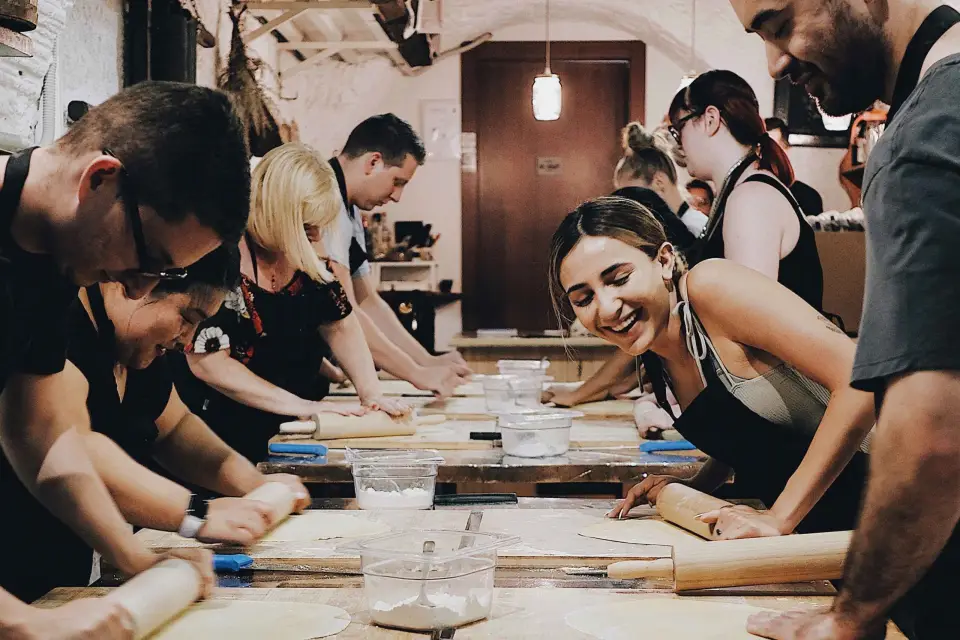 Roma: Elaboración de pasta con cata de vinos y cena en Frascati