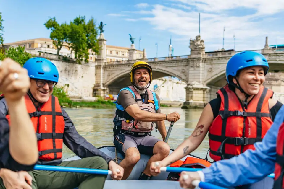 Roma: Excursión urbana en balsa por el río Tíber con pizza romana