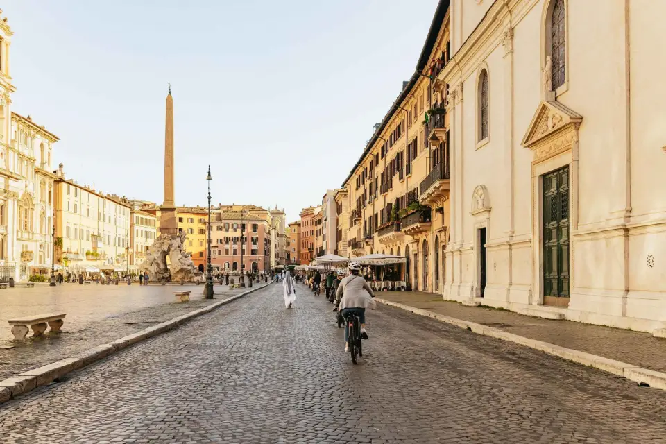 Roma: Experiencia en bicicleta eléctrica al amanecer con degustación de café