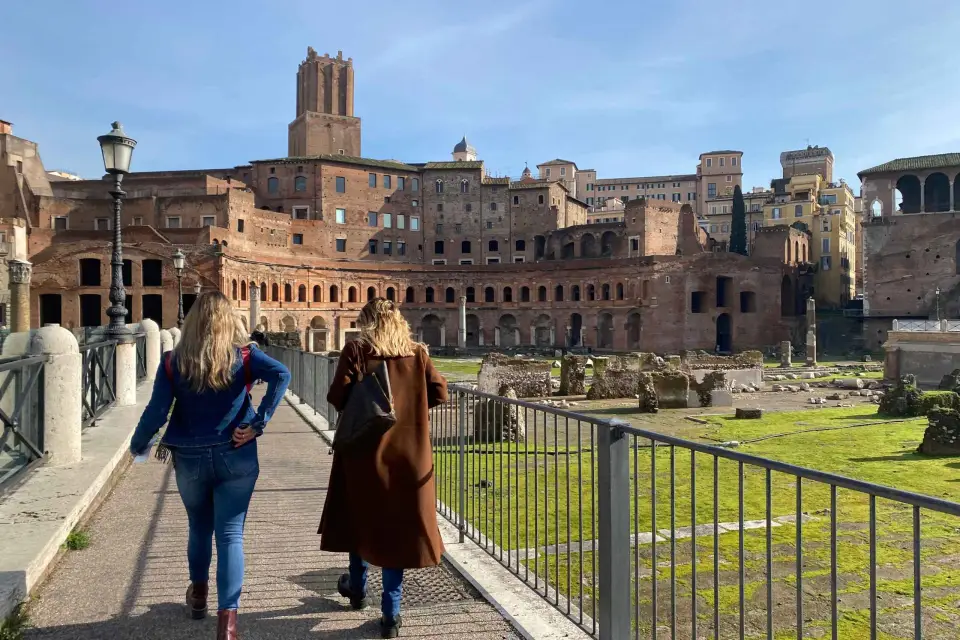 Roma: La Experiencia de los Mercados de Trajano con Vídeo Multimedia