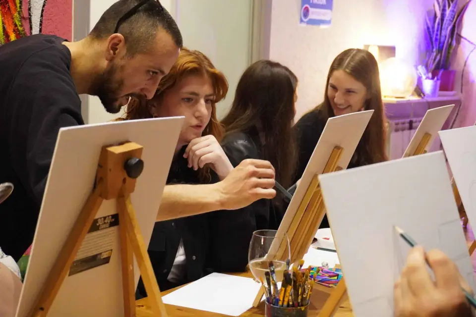 Roma: Experiencia de Vino y Pintura en la Plaza Navona