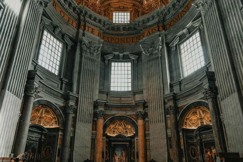 Explorando la Basílica de San Pedro: Un tour a pie por el Vaticano