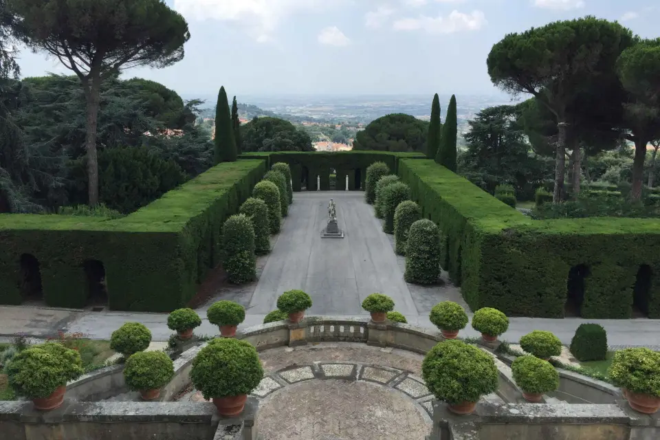 Roma: jardines de la villa pontificia de Castel Gandolfo en minibús