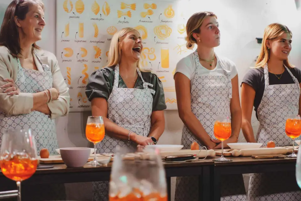Roma: Pasta tradicional con cócteles Clase de cocina para borrachos