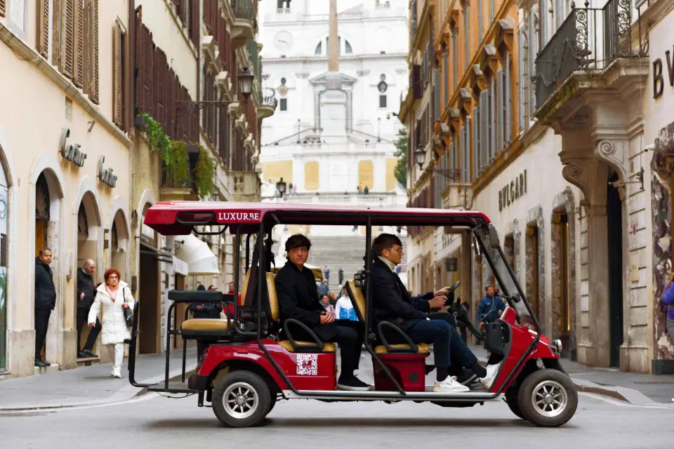 Roma: Recorrido en carrito de golf por plazas y fuentes