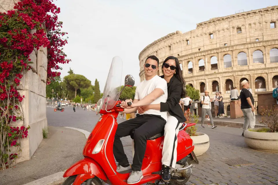 Roma: Tour gastronómico guiado por la ciudad en Vespa y degustaciones