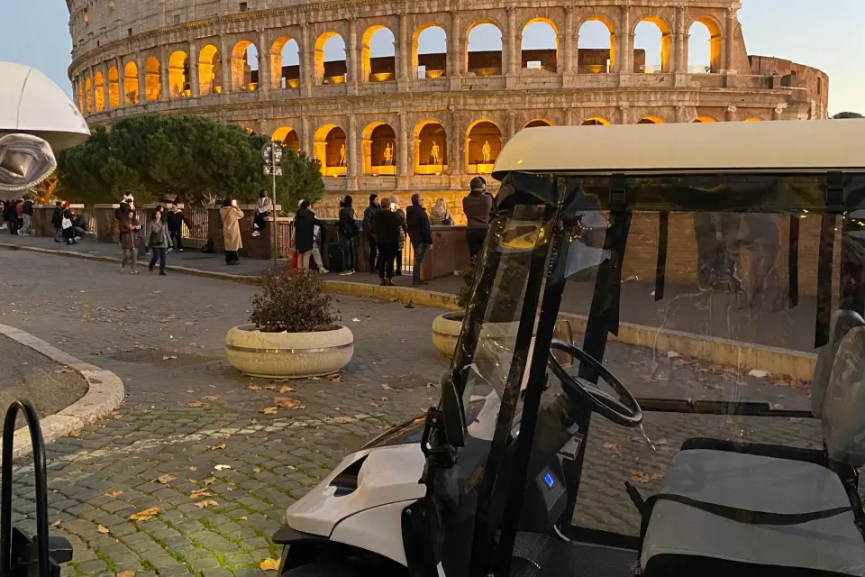 Roma: Tour nocturno en carrito de golf con cena italiana y helado