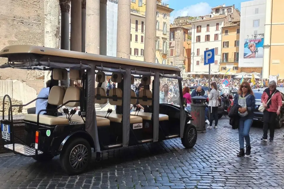 Roma: Tour nocturno de la ciudad en carrito de golf