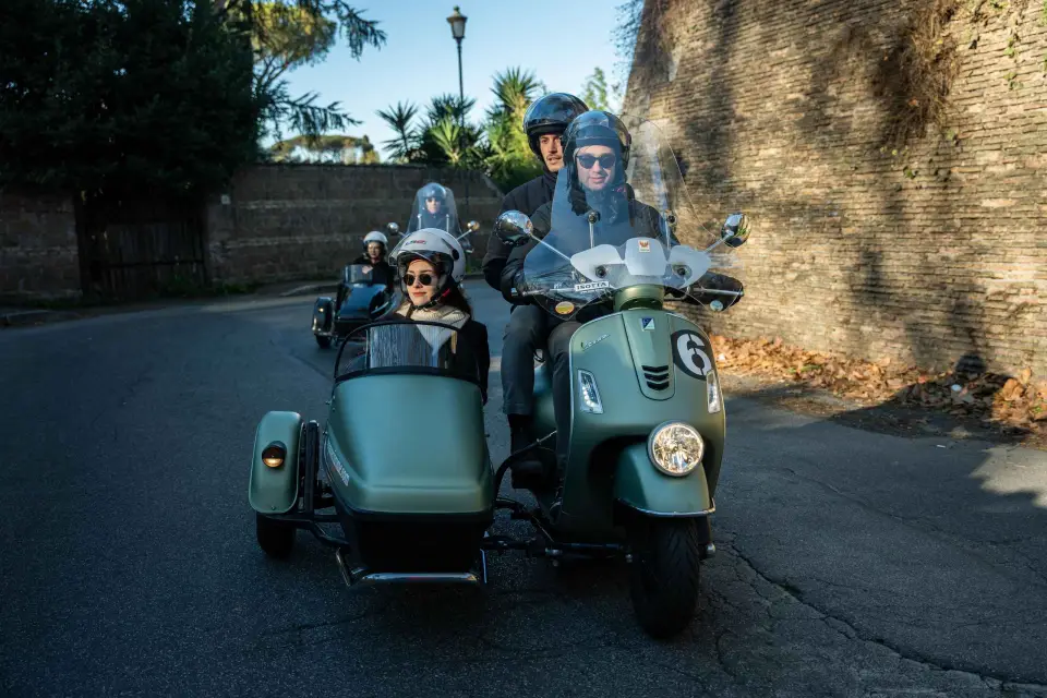 Roma: Tour nocturno de la ciudad en Vespa Sidecar