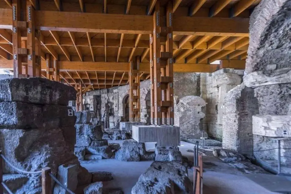 Roma: Tour privado del Coliseo subterráneo con acceso al Foro