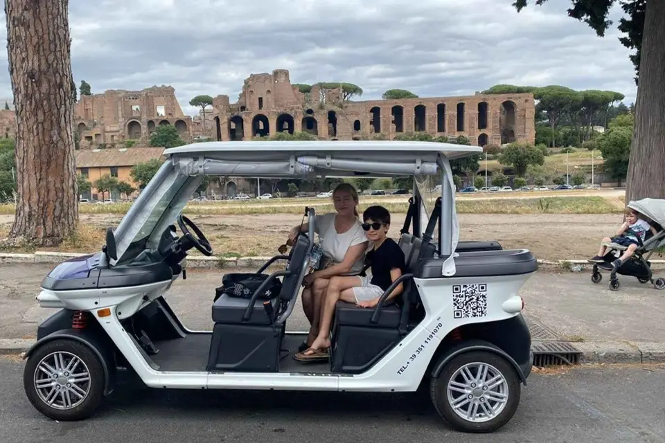 Roma: Tour turístico privado en carrito de golf