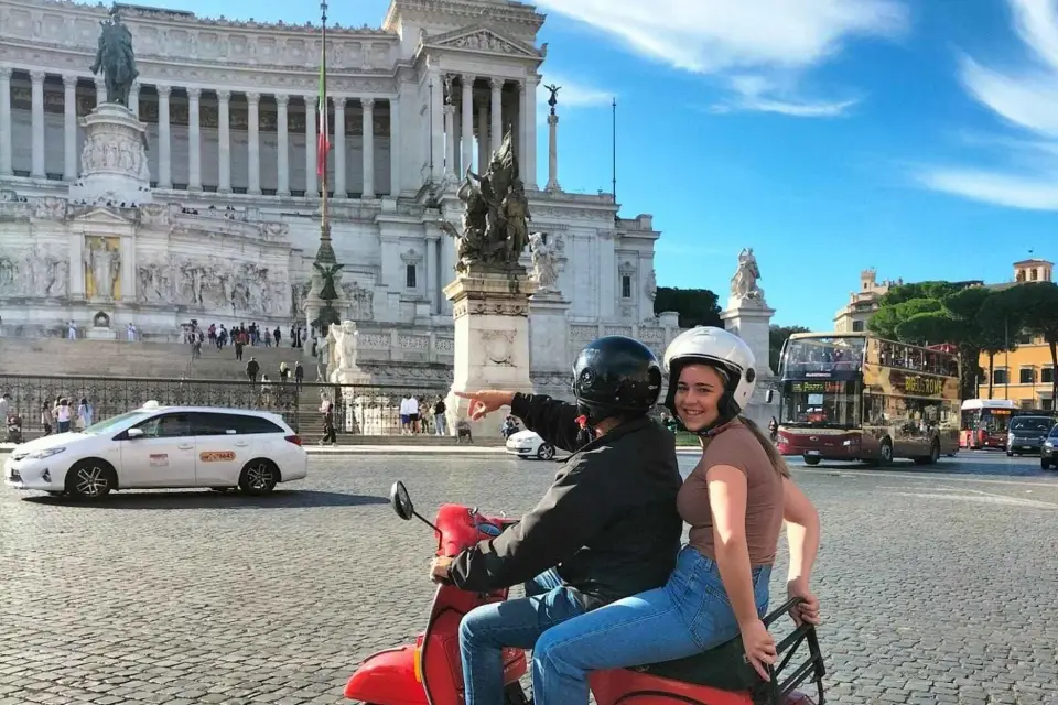Tour de Roma en Vespa de medio día con conductor privado