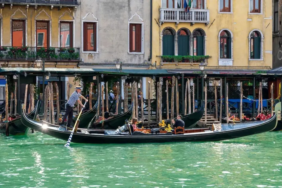 Venecia: Paseo privado en góndola fuera de los caminos trillados