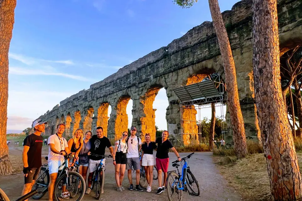 Roma: Vía Apia y Catacumbas al Atardecer en E-bike con Aperitivo