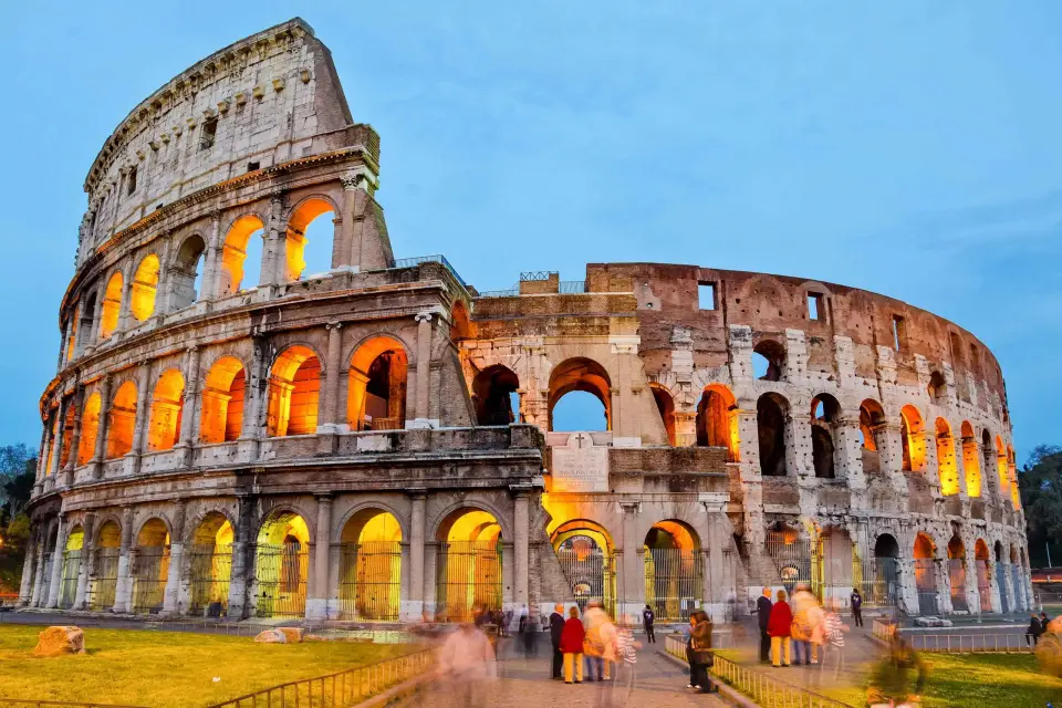 Roma: Visita guiada nocturna al Coliseo con acceso a la Arena