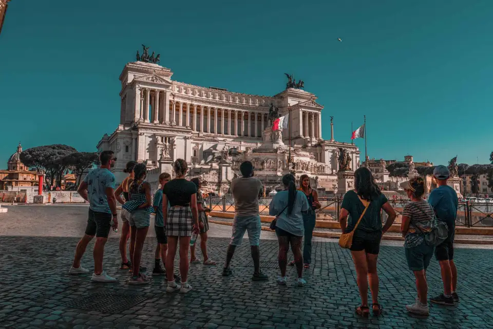 Roma: visita guiada a pie por lo más destacado de la ciudad al anochec