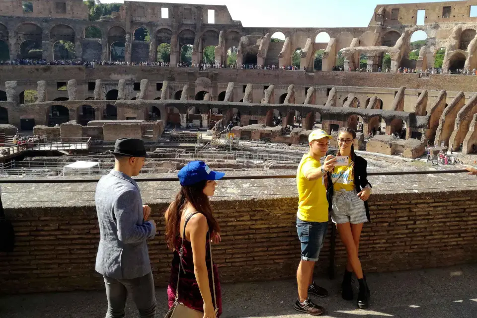 Roma: Visita guiada rápida al Coliseo con el suelo de la Arena