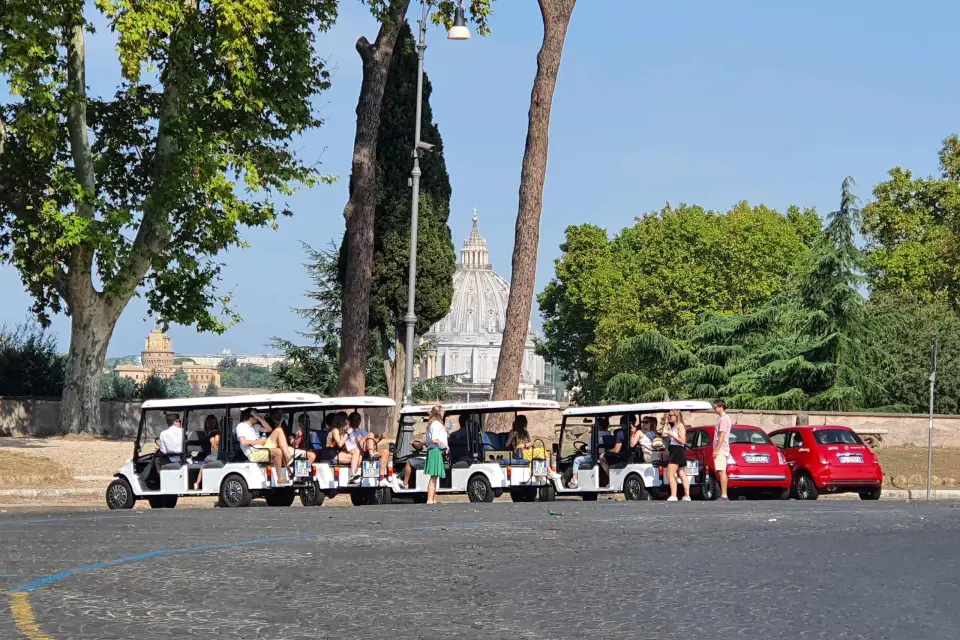 Roma: Visita Nocturna en Carro de Golf con Aperitivo de Pizza y Gelato