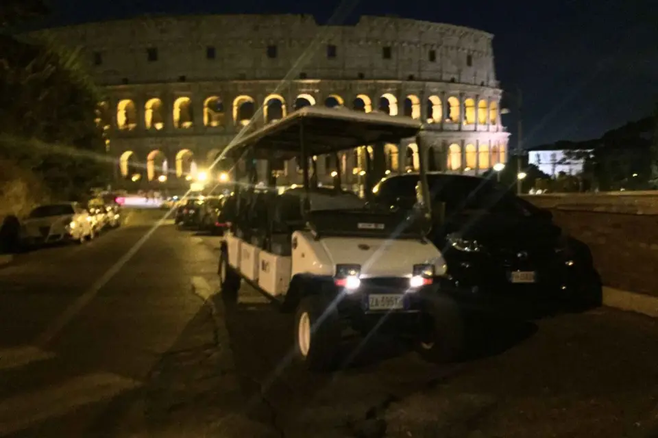 Roma: Visita turística nocturna de 2 horas en carrito de golf