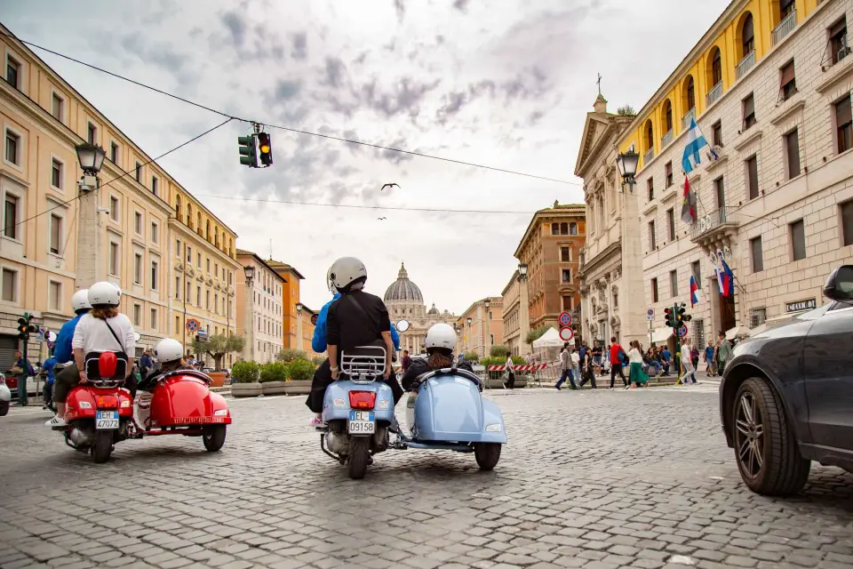 Visita vespertina en Vespa Sidecar con parada en Gelato Gourmet