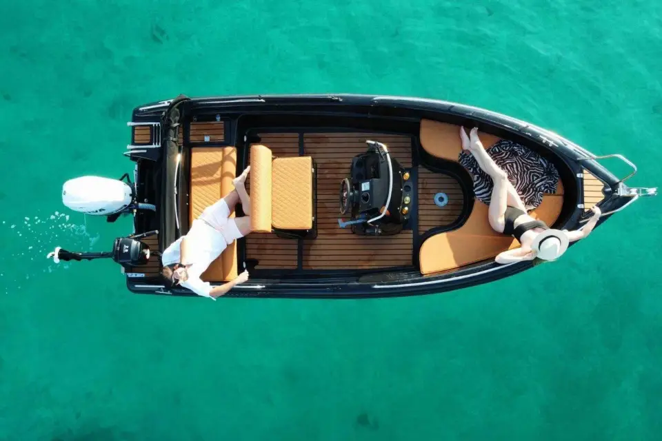 Santorini: Alquiler de barcos sin conductor con permiso de navegación