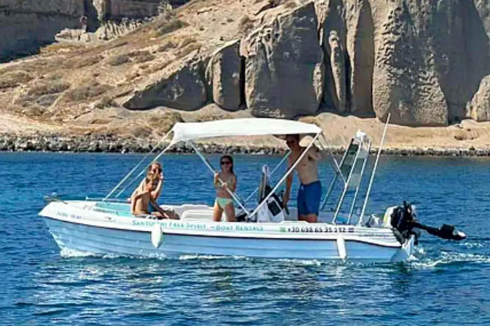 Santorini: Alquiler de barcos sin licencia con equipo de snorkel