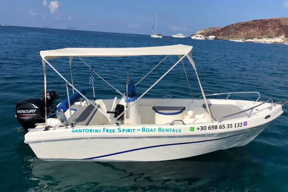 Santorini: Alquiler de barcos sin licencia con hielo, agua y fruta