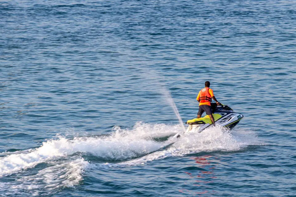 Santorini Alquiler de motos acuáticas en la playa de Perivolos