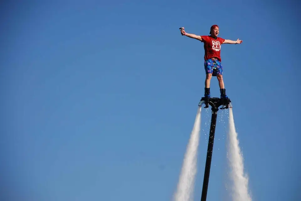 Santorini: Aventura Fly Board Pro en la Playa de Perivolos