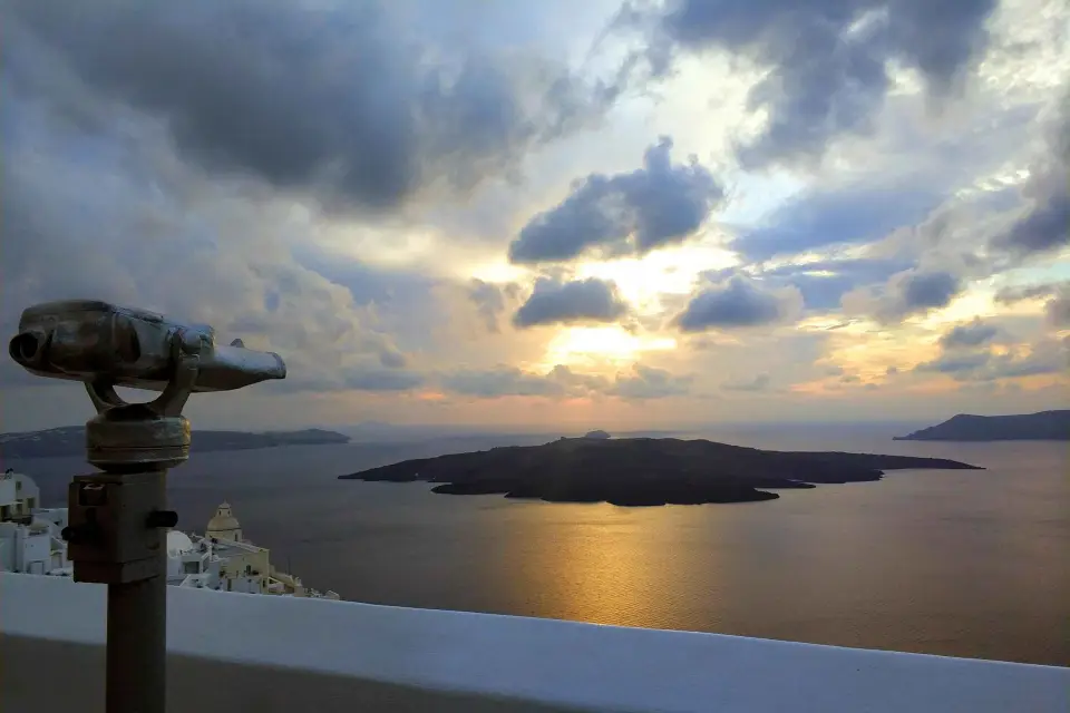 Aventura Persiguiendo la Puesta de Sol en Santorini: Tour privado de medio día