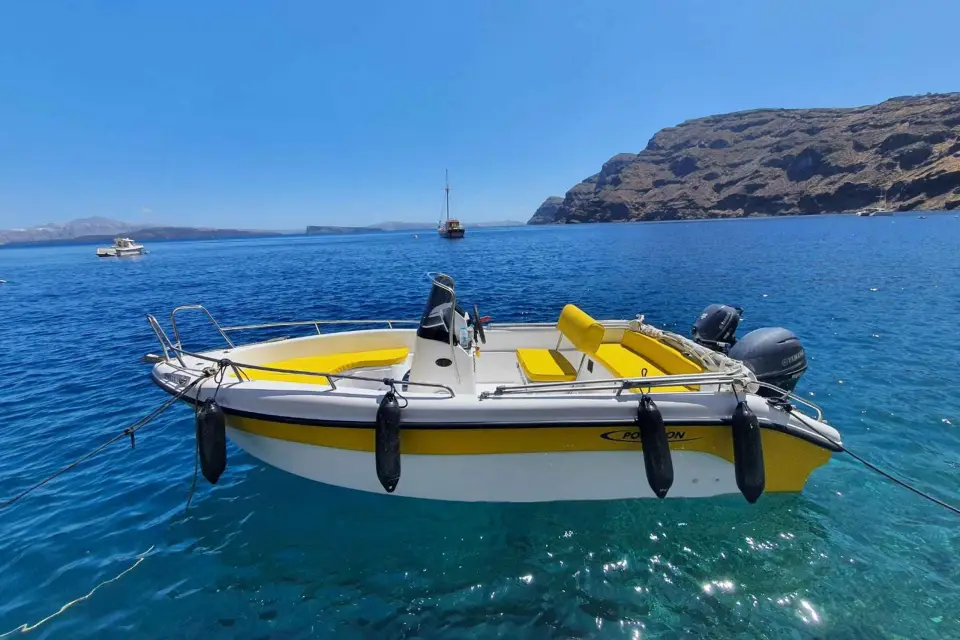 Santorini: barco sin licencia