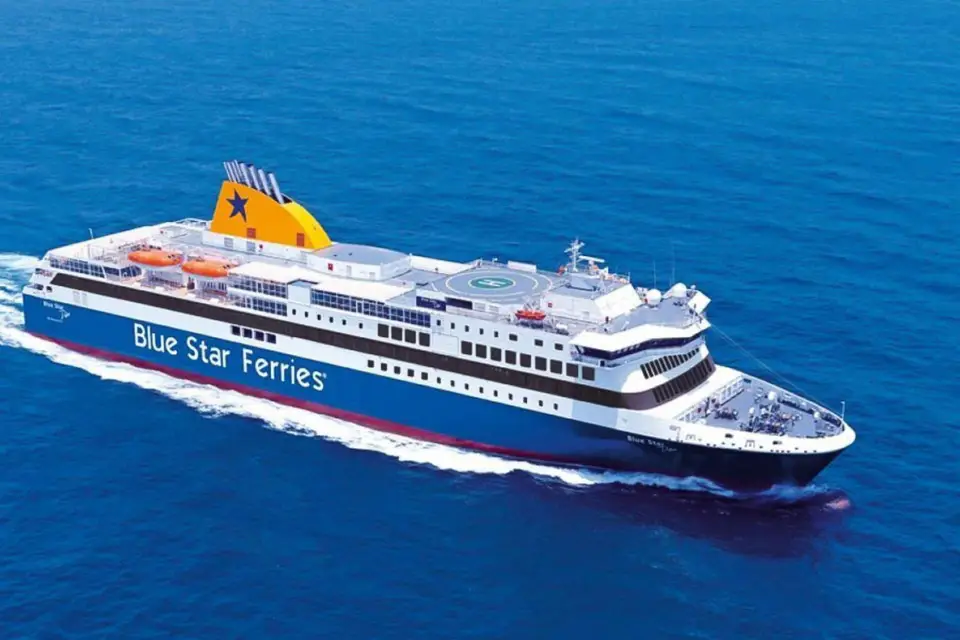 Santorini: billete de ferry a Paros o Naxos con recogida en el hotel