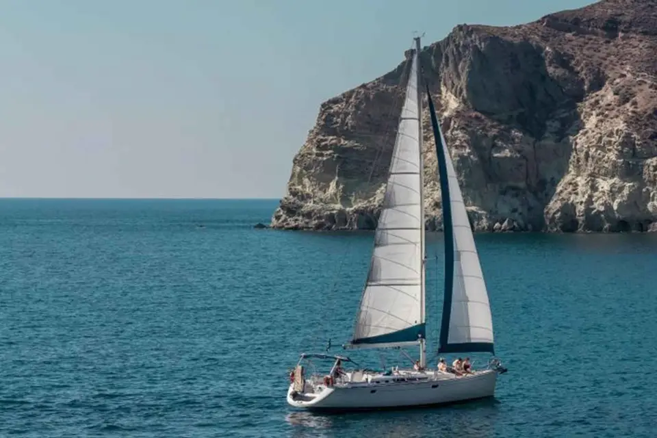 Caldera de Santorini: crucero matutino con comida