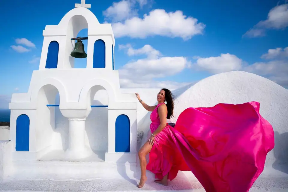 Captura tu sueño de Santorini: Flying Dress Photography