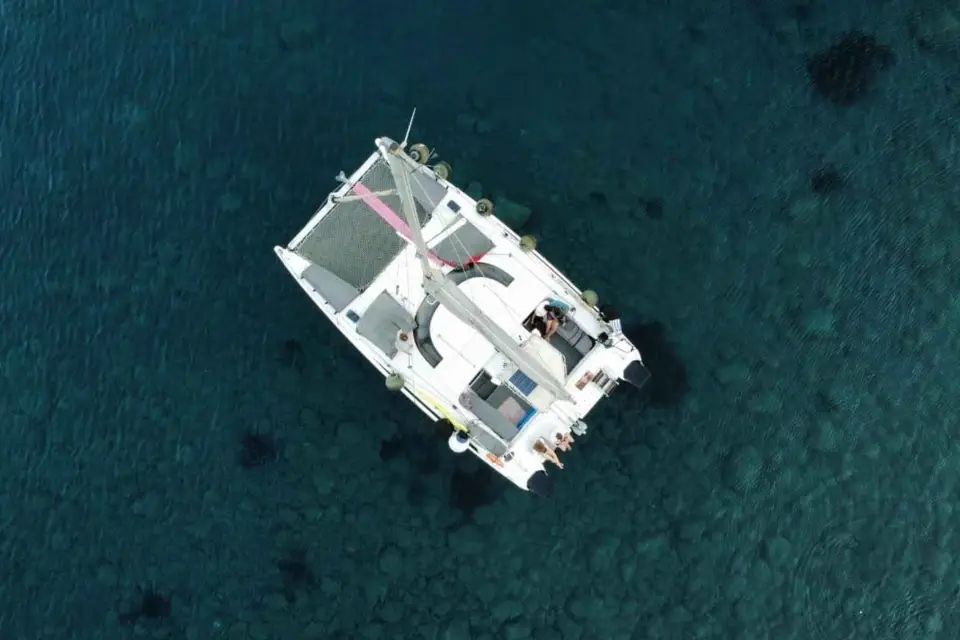 Santorini:Catamarán: crucero privado con comida y bebida