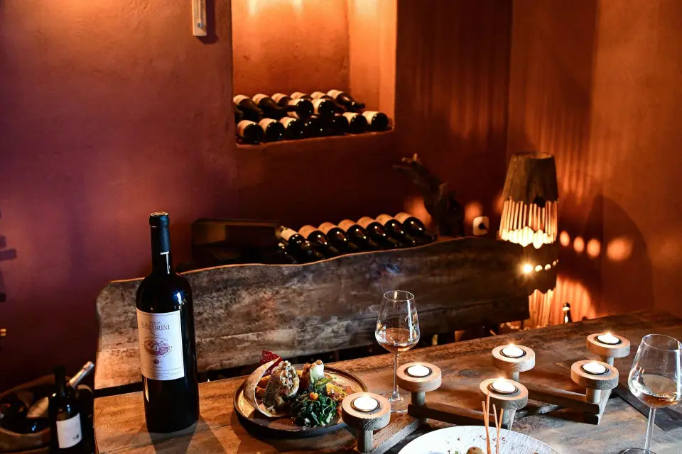 Cena romántica a la luz de las velas en una bodega privada
