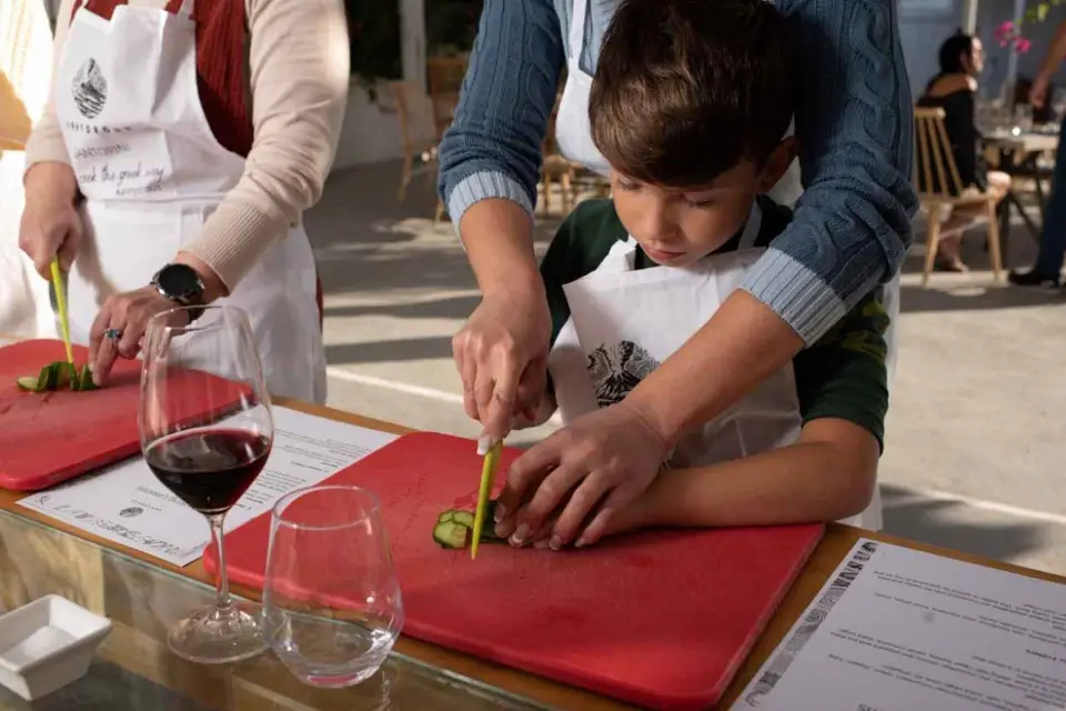 Santorini: Clase de cocina griega con cata de vinos