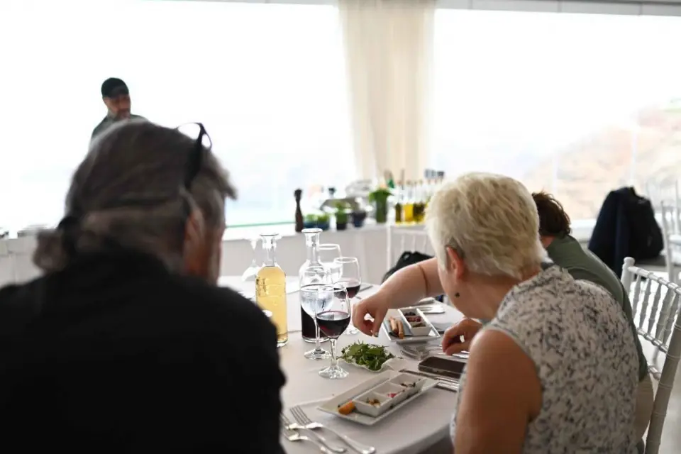Santorini: Clases de Cocina Tradicional con Comida Completa y Vino