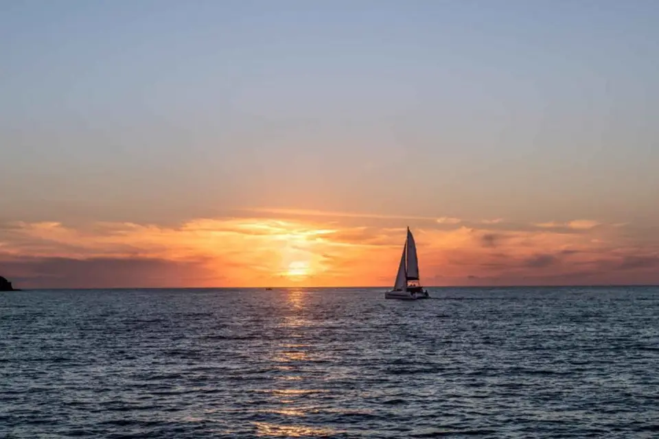 Crucero al atardecer en catamarán por Santorini