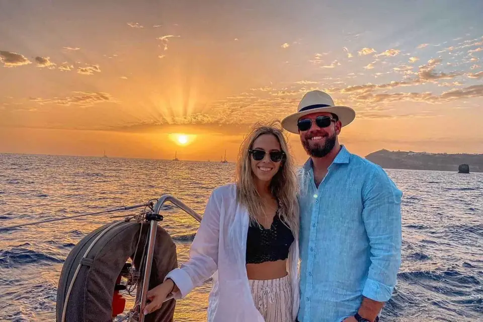 Santorini: Crucero al atardecer con cena griega y traslado