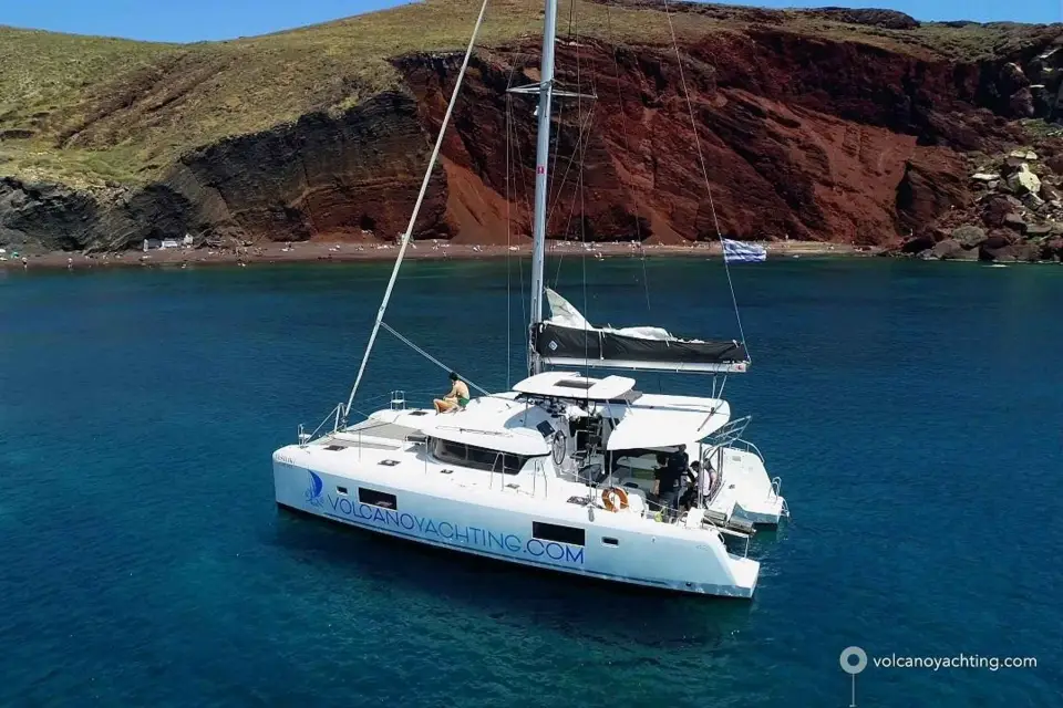 Santorini: Crucero al atardecer con paradas para nadar, cena y bebidas