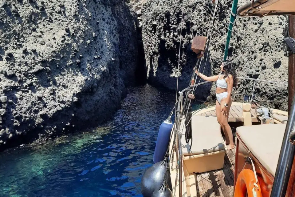 Santorini: Crucero en barco al atardecer con comida de barbacoa y vino