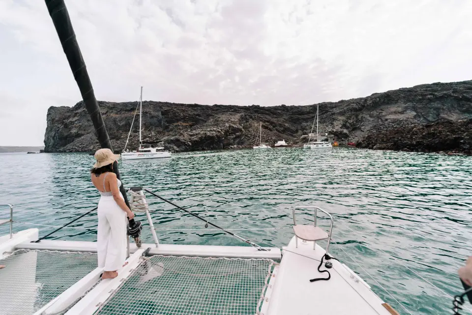 Crucero en catamarán por Santorini con baño, comida y barra libre
