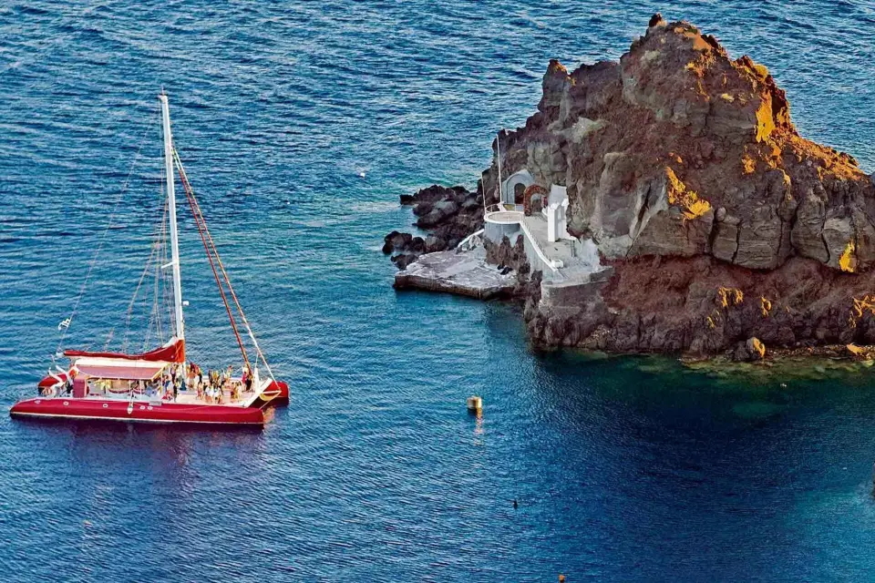 Santorini: Crucero en Catamarán con Barbacoa y Bebidas de Día o al Atardecer